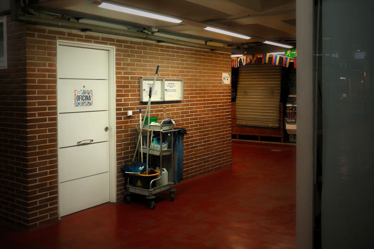 Couloir professionnel propre avec chariot et matériel de nettoyage ABA CLEAN